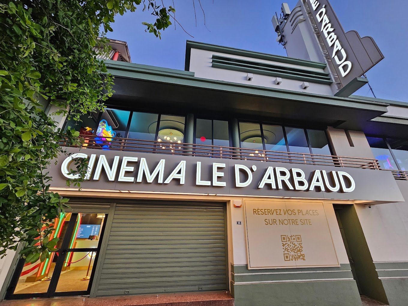 Devanture du Cinéma le d'Arbaud de Basse-Terre en Guadeloupe