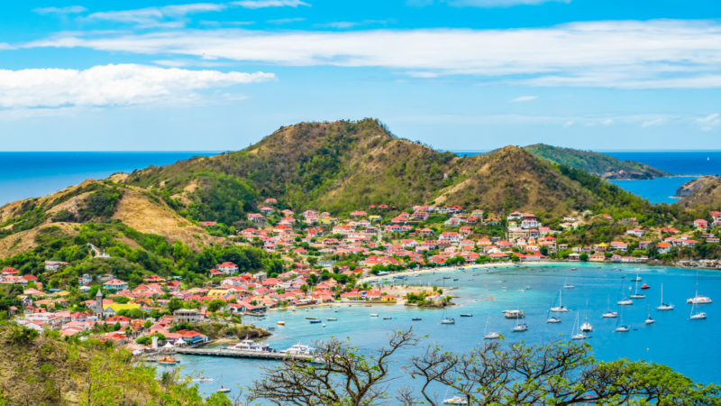 Baie des Saintes en Guadeloupe à retrouver sur Geedme. Nous vous recommandons des lieux à visiter pour mieux planifier vos voyages en Guadeloupe