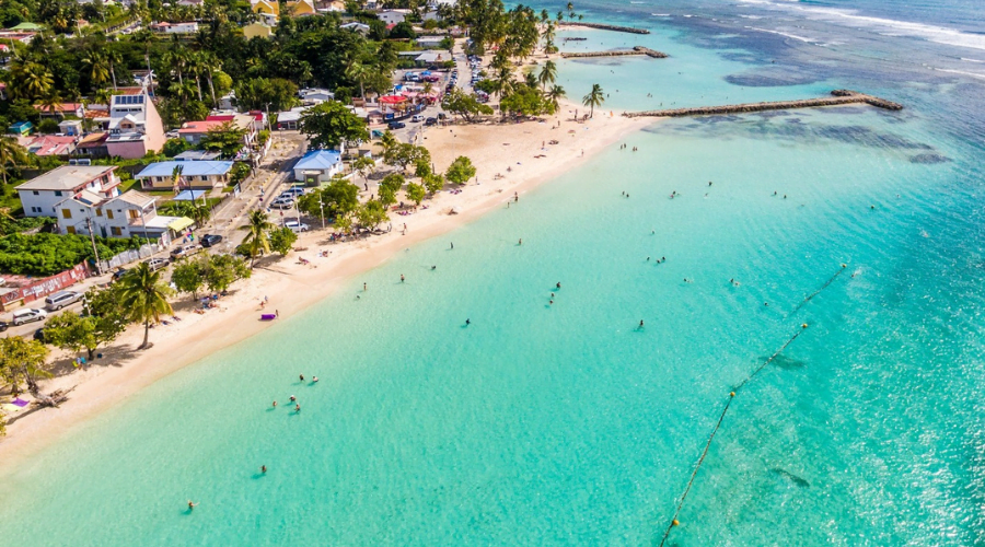 La plage du bourg de sainte-anne parmi les meilleurs plages de Guadeloupe