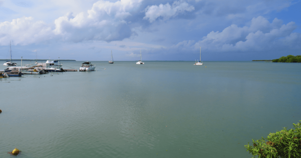 Port de Baie-Mahault avec une entrée directe dans le grand cul de sac marin