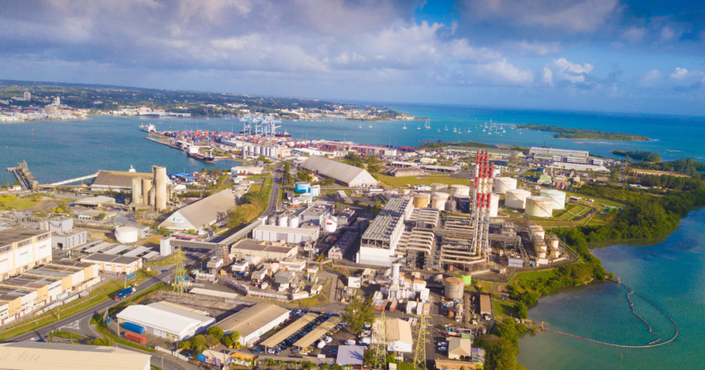 Vue sur Jarry et ses industries en Guadeloupe