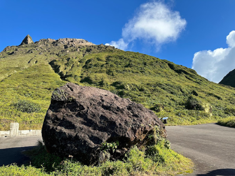 Explorez le sommet de la Soufrière avec un guide expert ! Découvrez ce volcan actif, ses paysages grandioses et ses secrets lors d'une randonnée inoubliable.