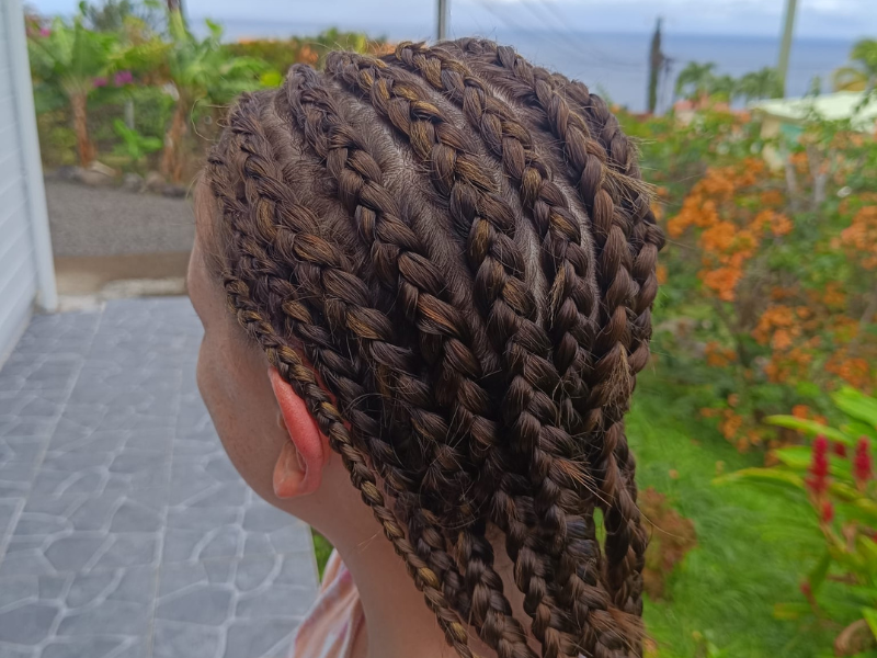 Tresse Guadeloupe pour une prestation pour une touriste. Disponible à domicile, sur les plages