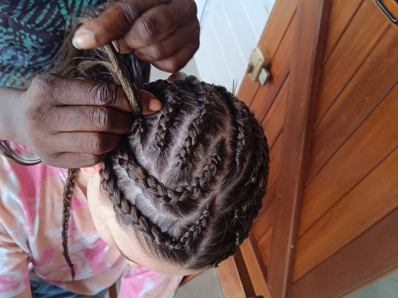 Tresse Guadeloupe pour une prestation pour une touriste. Disponible à domicile, sur les plages