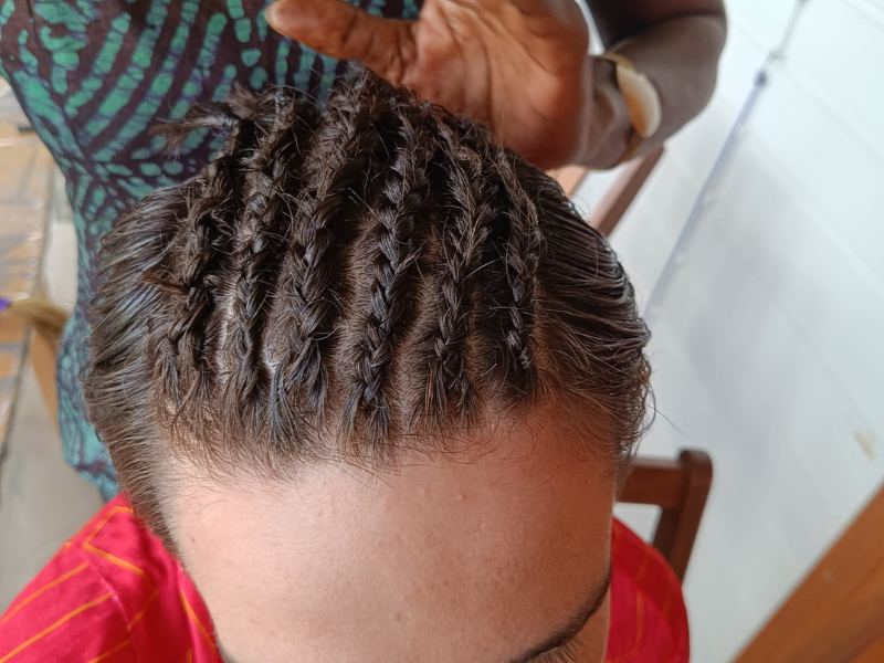 Tresse Guadeloupe pour une prestation pour une touriste. Disponible à domicile, sur les plages