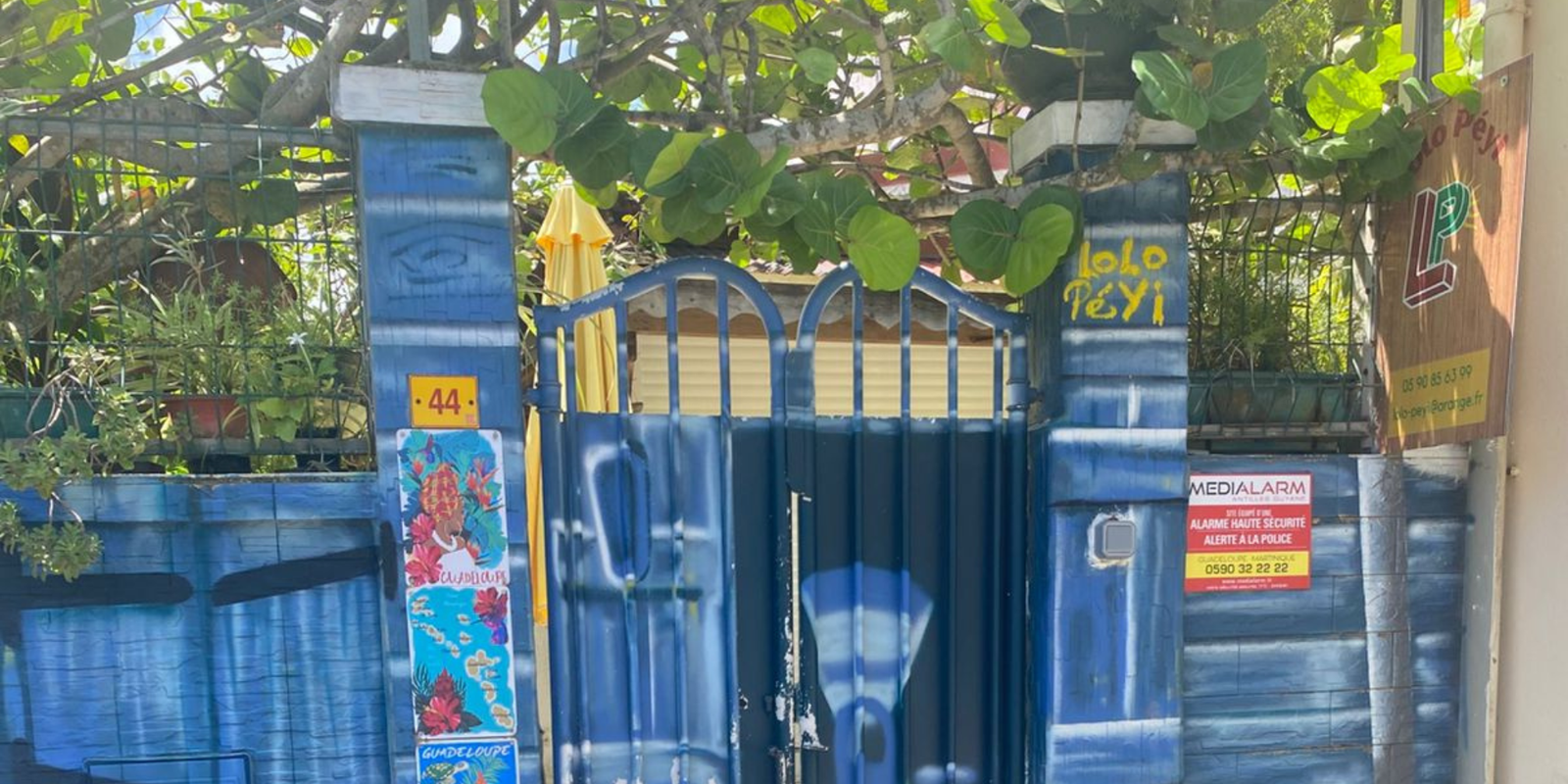 Devanture colorée de la boutique Lolo Péyi à Morne-à-l’Eau en Guadeloupe, commerce local mettant en avant les produits du terroir.