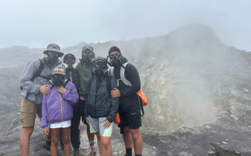 Explorez le sommet de la Soufrière avec un guide expert ! Découvrez ce volcan actif, ses paysages grandioses et ses secrets lors d'une randonnée inoubliable.