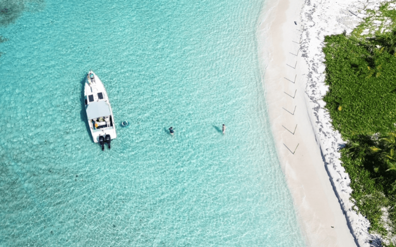 Excursion dans le grand cul de sac marin en bateau en Guadeloupe