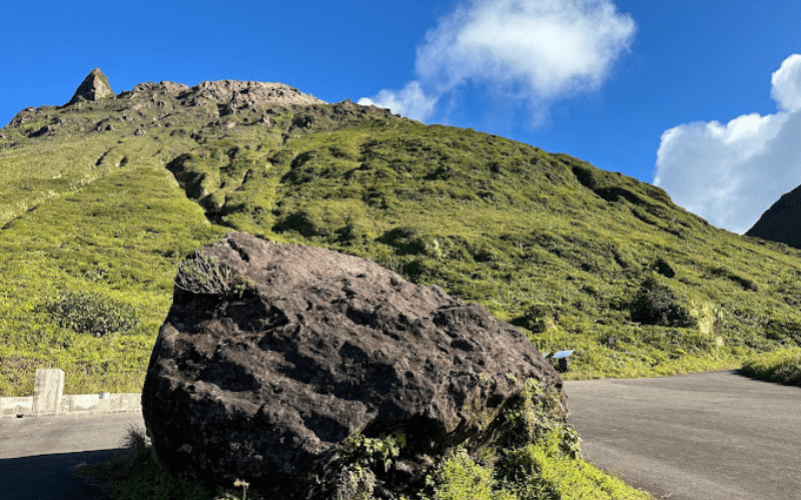 Explorez le sommet de la Soufrière avec un guide expert ! Découvrez ce volcan actif, ses paysages grandioses et ses secrets lors d'une randonnée inoubliable.
