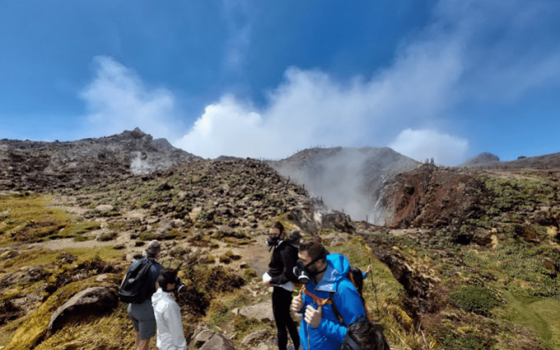 Explorez le sommet de la Soufrière avec un guide expert ! Découvrez ce volcan actif, ses paysages grandioses et ses secrets lors d'une randonnée inoubliable.