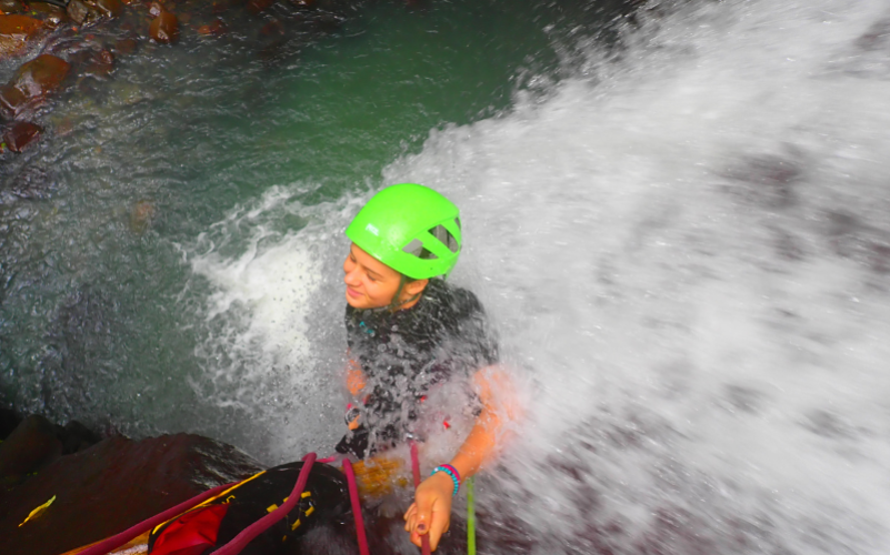 Canyoning en Guadeloupe descente en rappel