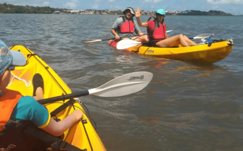 expérience en kayak à petit-bourg. Dans la magnifique baie de la commune