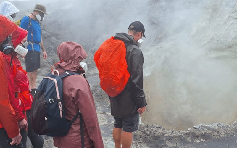Explorez le sommet de la Soufrière avec un guide expert ! Découvrez ce volcan actif, ses paysages grandioses et ses secrets lors d'une randonnée inoubliable.