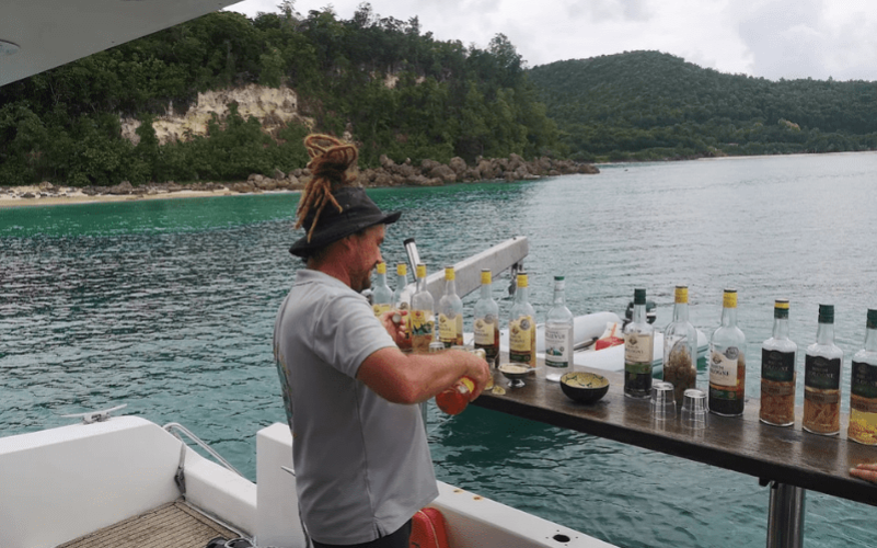 découverte de Marie-Galante en catamaran avec Butterfly Tours. Journée all inclusive, rhum, plages et gastronomie créole en Guadeloupe.