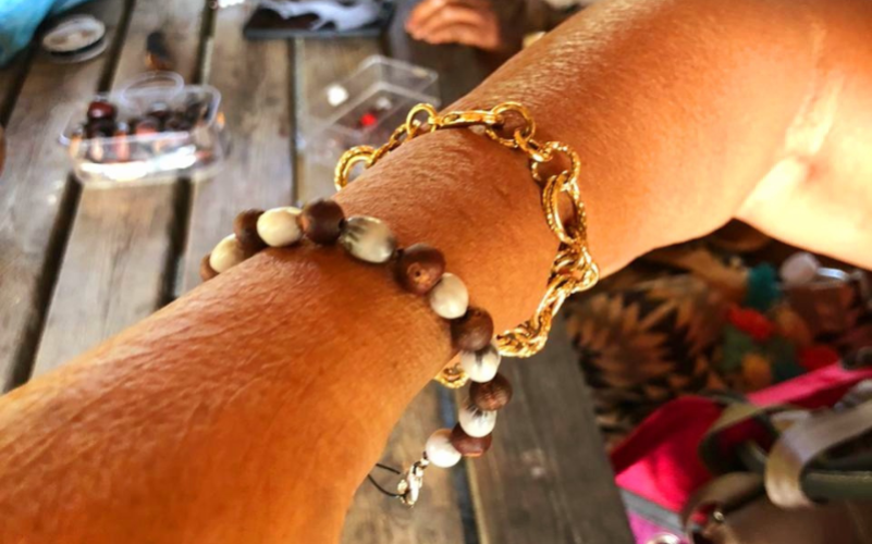 Atelier de création de bijoux en graines en Guadeloupe par Néfertiti