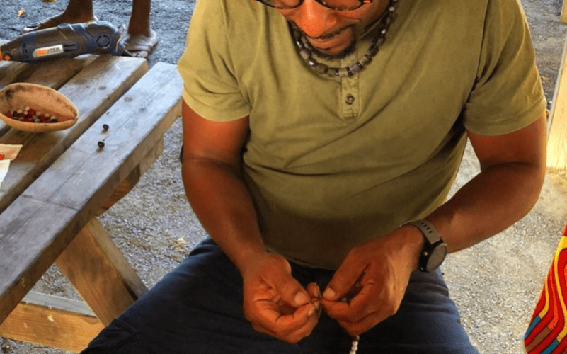 Atelier de création de bijoux en graines en Guadeloupe par Néfertiti
