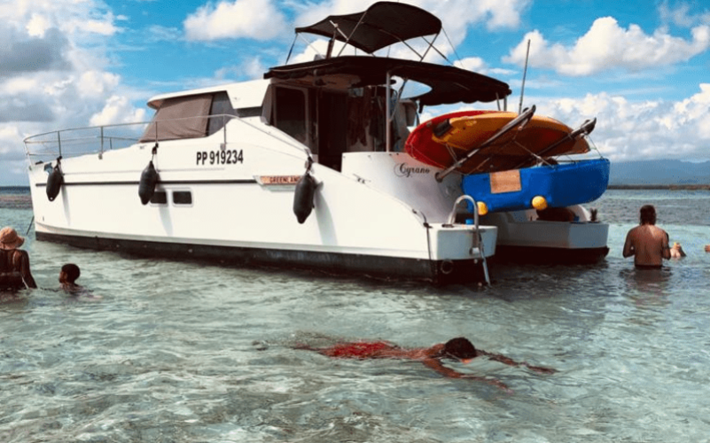 Excursion dans le grand cul de-sac marin en catamaran