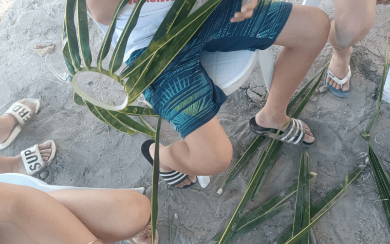 Atelier de tressage de feuilles de cocotier
