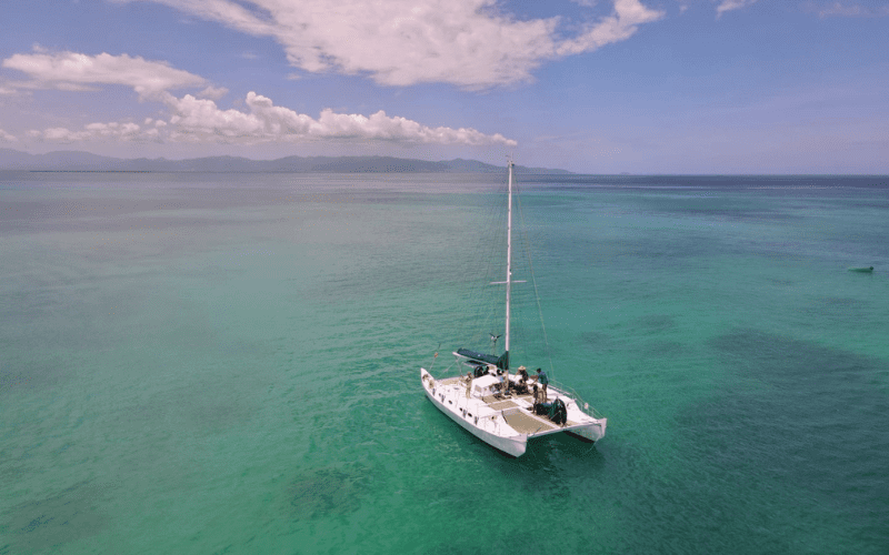Excursion sur un cataraman atypique dans Grand cul-de-sac marin - Départ de Port-Louis