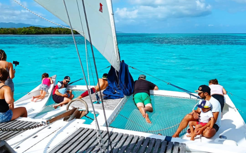 Excursion sur un cataraman atypique dans Grand cul-de-sac marin - Départ de Port-Louis