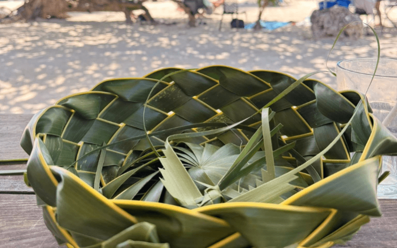 Atelier tressage de feuille en cocotier sur la plage de Sainte-Anne ou Gosier