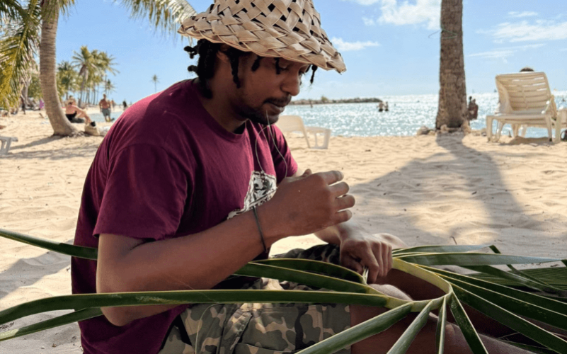 Atelier tressage de feuille en cocotier sur la plage de Sainte-Anne ou Gosier