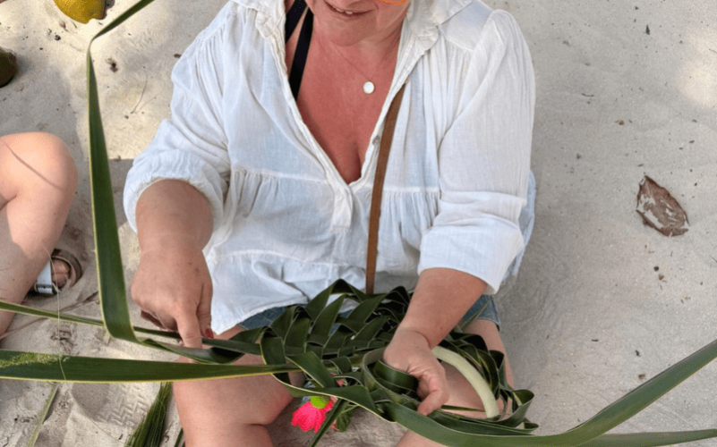 Atelier tressage de feuille en cocotier sur la plage de Sainte-Anne ou Gosier