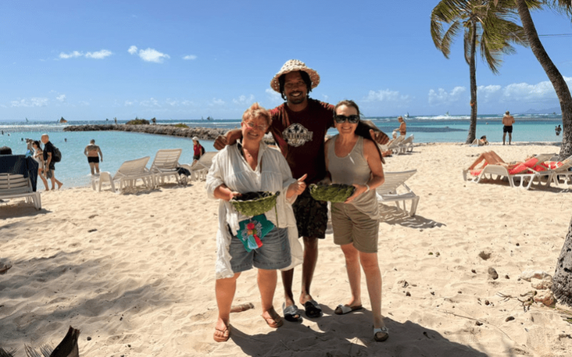 Atelier tressage de feuille en cocotier sur la plage de Sainte-Anne ou Gosier