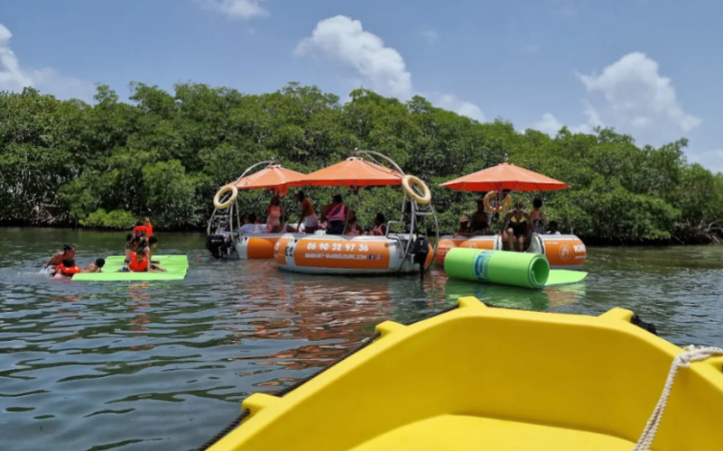 Louez un BBQ Boat Donuts à Sainte-Rose