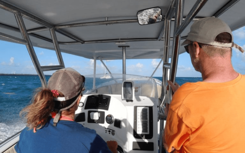 Julia capitaine du bateau Calypso Salty Sail Event en pleine navigation lors excursion en bateau dans le grand cul-de-sac marin