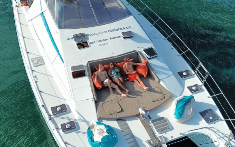 découverte de Marie-Galante en catamaran avec Butterfly Tours. Journée all inclusive, rhum, plages et gastronomie créole en Guadeloupe.