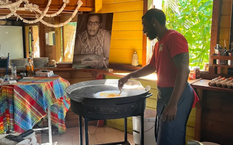 Atelier cassave authentique en Guadeloupe avec Germaine