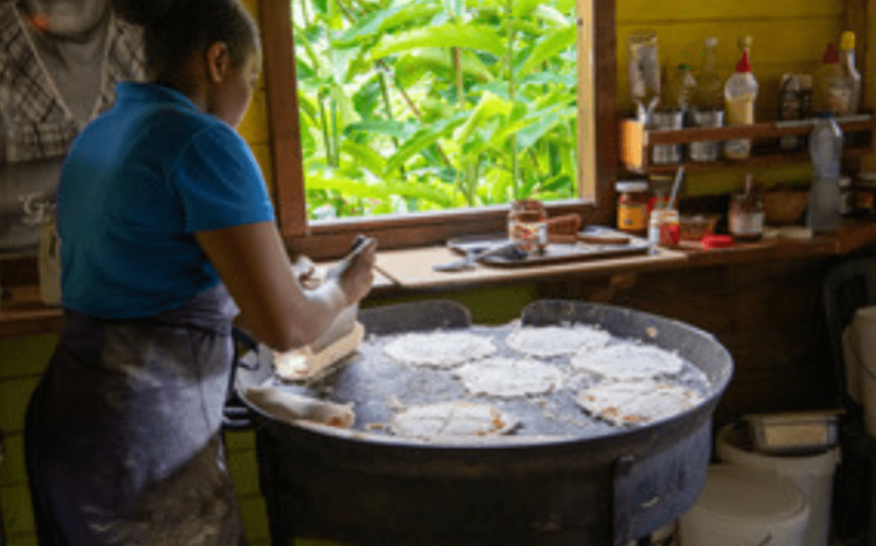 Atelier cassave authentique en Guadeloupe avec Germaine