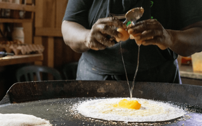 Atelier cassave authentique en Guadeloupe avec Germaine