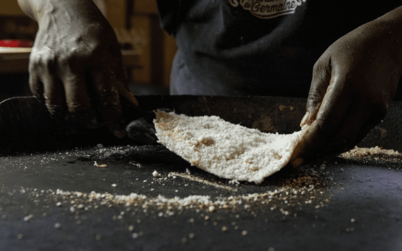 Atelier cassave authentique en Guadeloupe avec Germaine