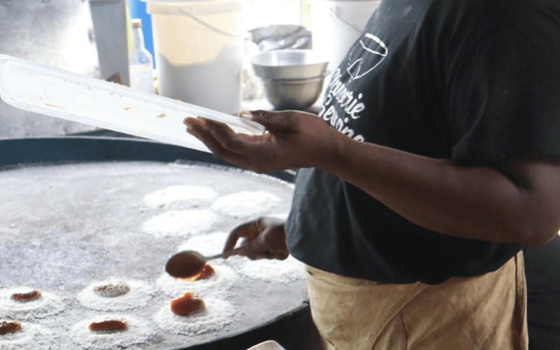 Atelier cassave authentique en Guadeloupe avec Germaine