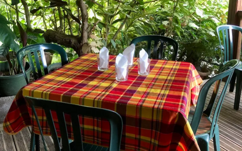 Atelier cassave authentique en Guadeloupe avec Germaine