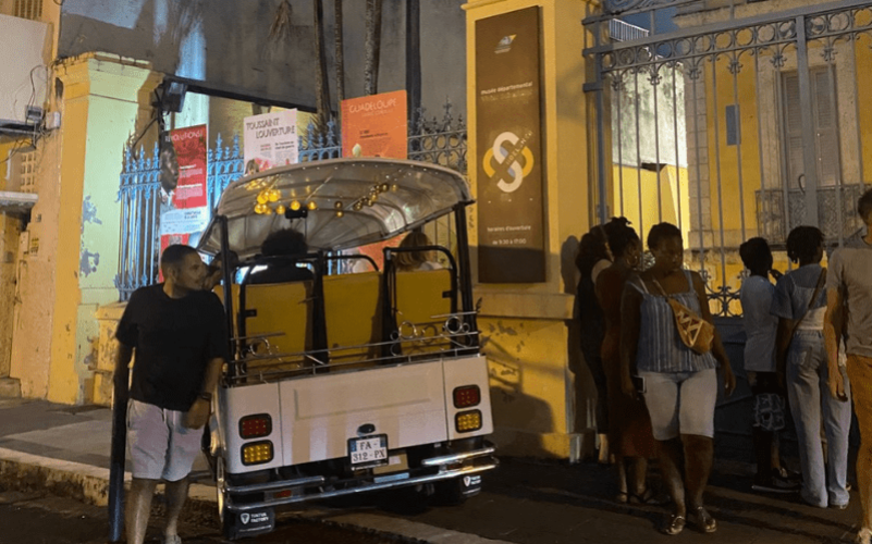 Découvrez Pointe-à-Pitre de nuit en tuktuk électrique