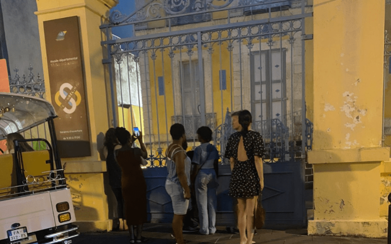 Découvrez Pointe-à-Pitre de nuit en tuktuk électrique