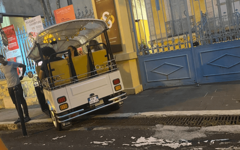 Découvrez Pointe-à-Pitre de nuit en tuktuk électrique