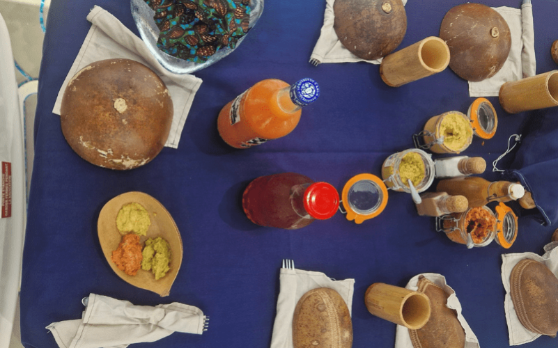 Repas à bord de l'embarcation Calypso Salty Sail Event lors d'une excursion en bateau dans le grand cul-de-sac marin