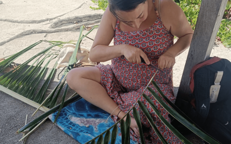 Tressage d'une corbeille en coco guadeloupe