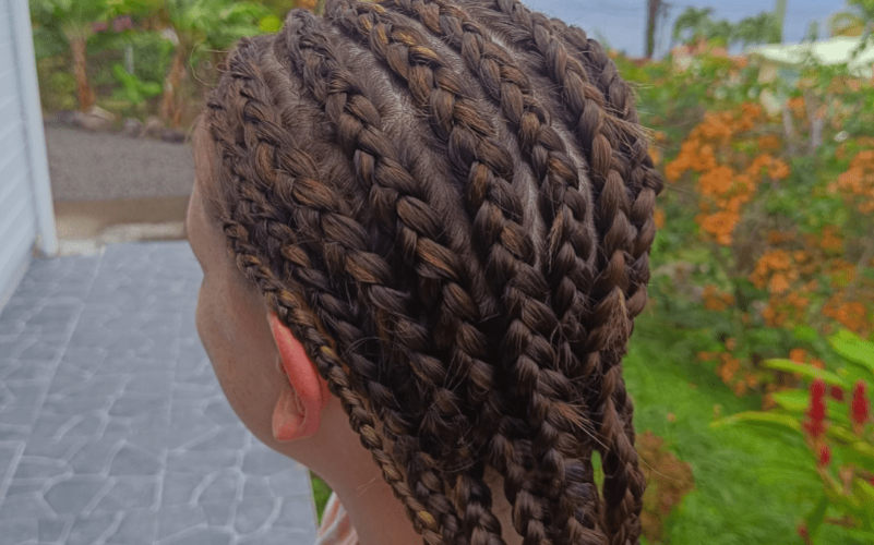 Tresse Guadeloupe pour une prestation pour une touriste. Disponible à domicile, sur les plages