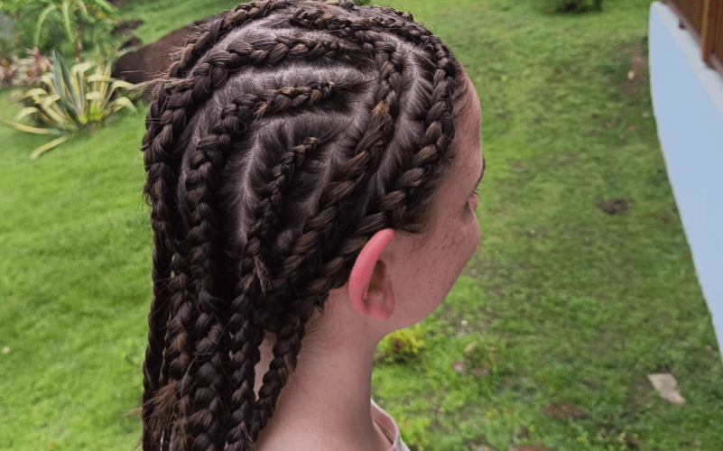 Tresse Guadeloupe pour une prestation pour une touriste. Disponible à domicile, sur les plages