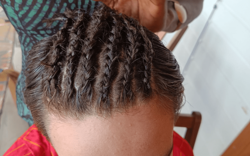 Tresse Guadeloupe pour une prestation pour une touriste. Disponible à domicile, sur les plages